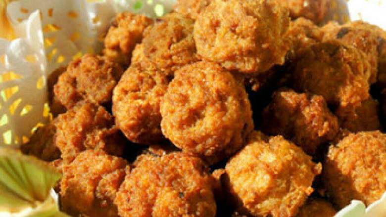 肉丸子, 锅中放油,七成热,将肉馅从食指与拇指之间挤出一个圆圆的丸子,用右手大拇指刮起肉丸放入油锅中,炸至金黄熟透即可。