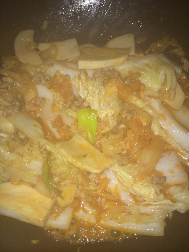 辣白菜豆腐锅,加入辣白菜和辣酱一起炒,直到汤汁变红