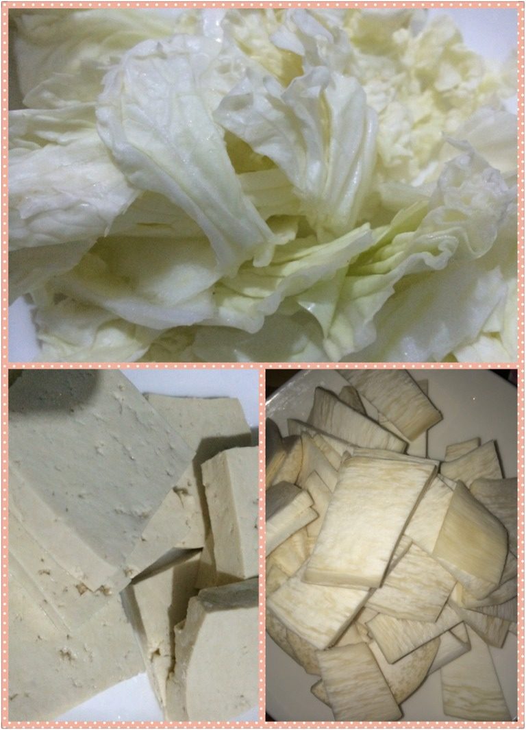 辣白菜豆腐锅,白菜撕小片,豆腐切片,泡菜切段,杏鲍菇切片