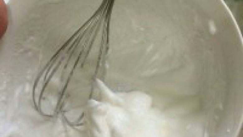 电饭锅做蛋糕,蛋清打发到不下掉就可以了
