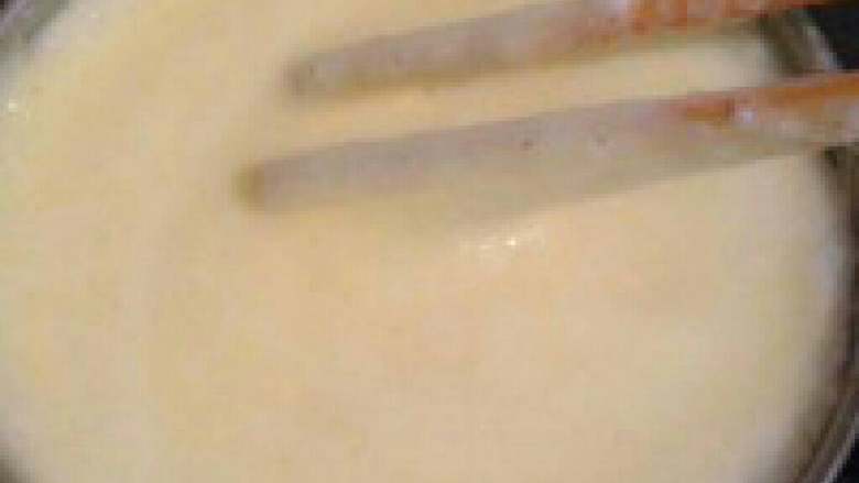 电饭锅做蛋糕,搅拌均匀后再倒入另一半继续搅拌。