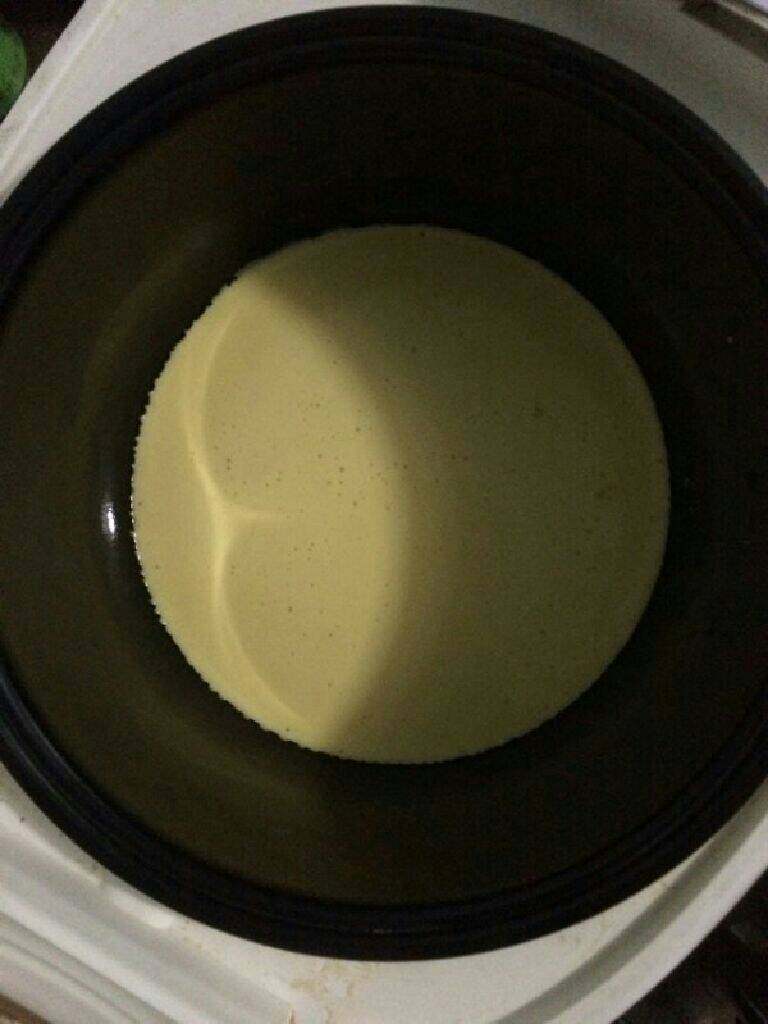 电饭锅做蛋糕,融合后倒入加热完成的电饭锅，轻摇晃几下，按到煮饭，跳档后再次按一道煮饭，就好了〖一定不能消泡，否则做出来的蛋糕就不泡了〗