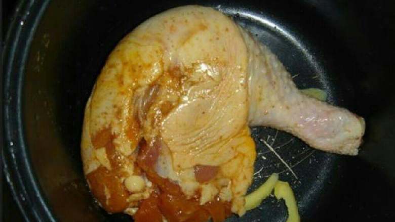 盐焗大鸡腿,放入电饭煲,加入一勺油,按煮饭功能