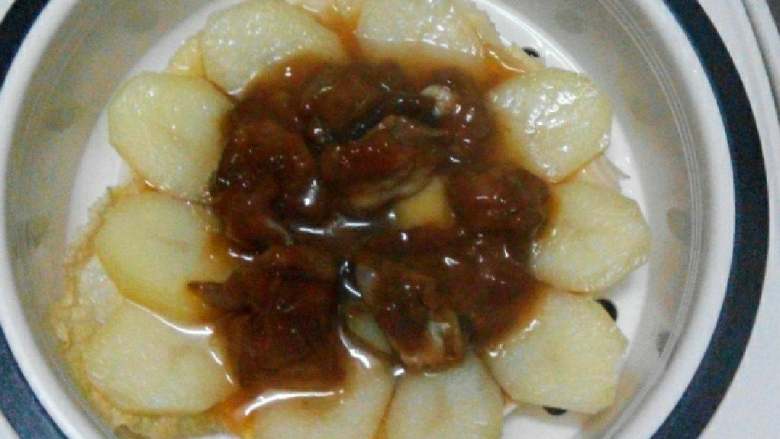 电饭锅粉蒸排骨,30分钟后,蒸好的土豆排骨出锅了