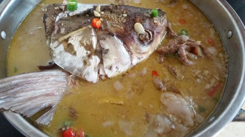 鱼头炖鱼杂火锅