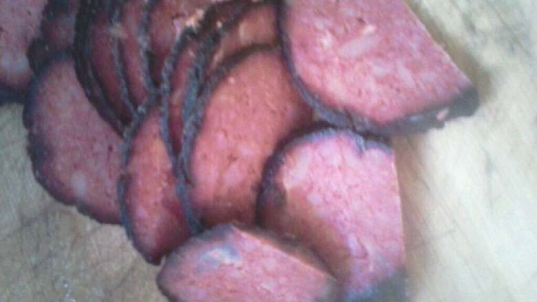 （湖南家常菜）肉圆子炒腊肉,先将<a style='color:red;display:inline-block;' href='/shicai/ 5431'>肉圆子</a>切成片