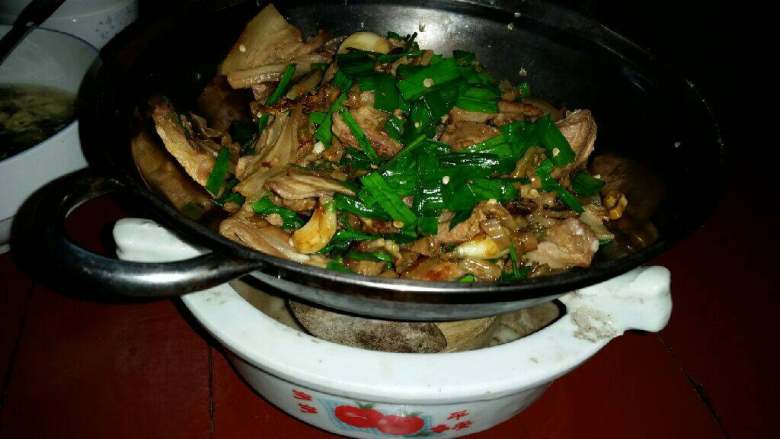 干锅白椒咸肉,加入一勺<a style='color:red;display:inline-block;' href='/shicai/ 10084'>老干妈</a>，一勺<a style='color:red;display:inline-block;' href='/shicai/ 721'>蚝油</a>，<a style='color:red;display:inline-block;' href='/shicai/ 756'>鸡精</a>，盐调味。加入一点点水，焖一分钟，即可盛入干锅。。