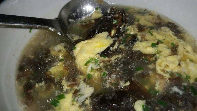 紫菜蛋花汤,<a style='color:red;display:inline-block;' href='/shicai/ 9'>鸡蛋</a>打匀，绕圈慢慢倒入汤中，用锅铲搅拌几下，加入盐调味，撒上葱花即可出锅。