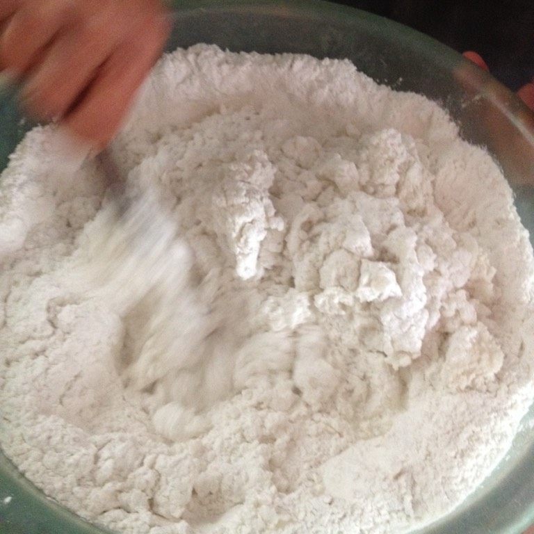 电饭锅菜谱之 萝卜丝肉团子,开水慢慢倒入里面,