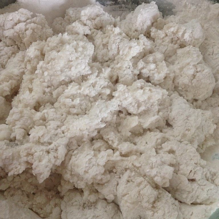 电饭锅菜谱之 萝卜丝肉团子,倒入适量的水,搅拌成小面团