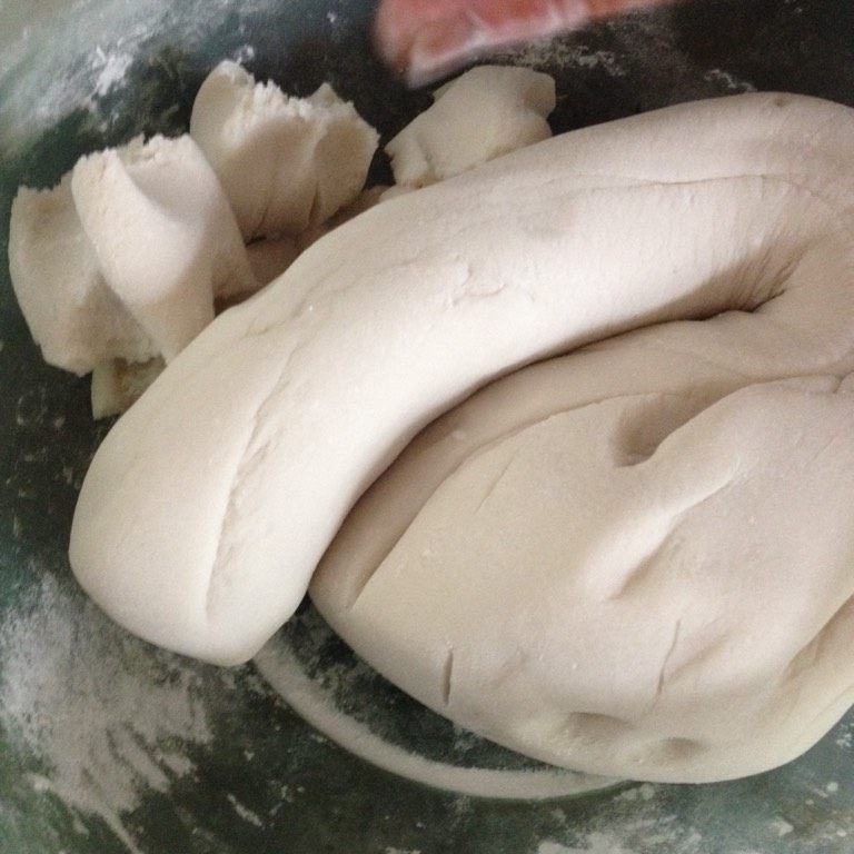 电饭锅菜谱之 萝卜丝肉团子,把面团搓成小剂子,