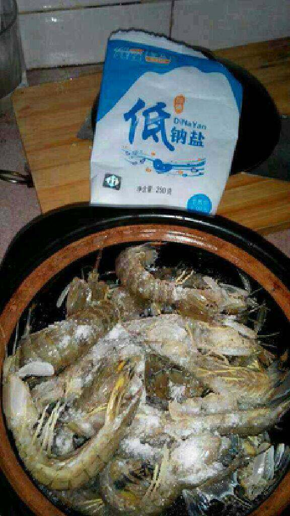 腌咸虾菇,放适量盐