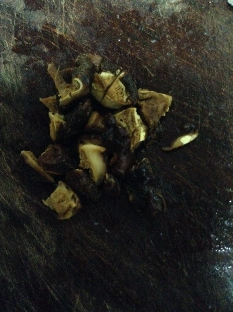 三蔬炒肉,干香菇泡发，切粒