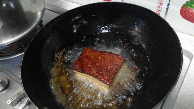 一品扣肉,起锅,热油,猪皮朝下,炸至金黄