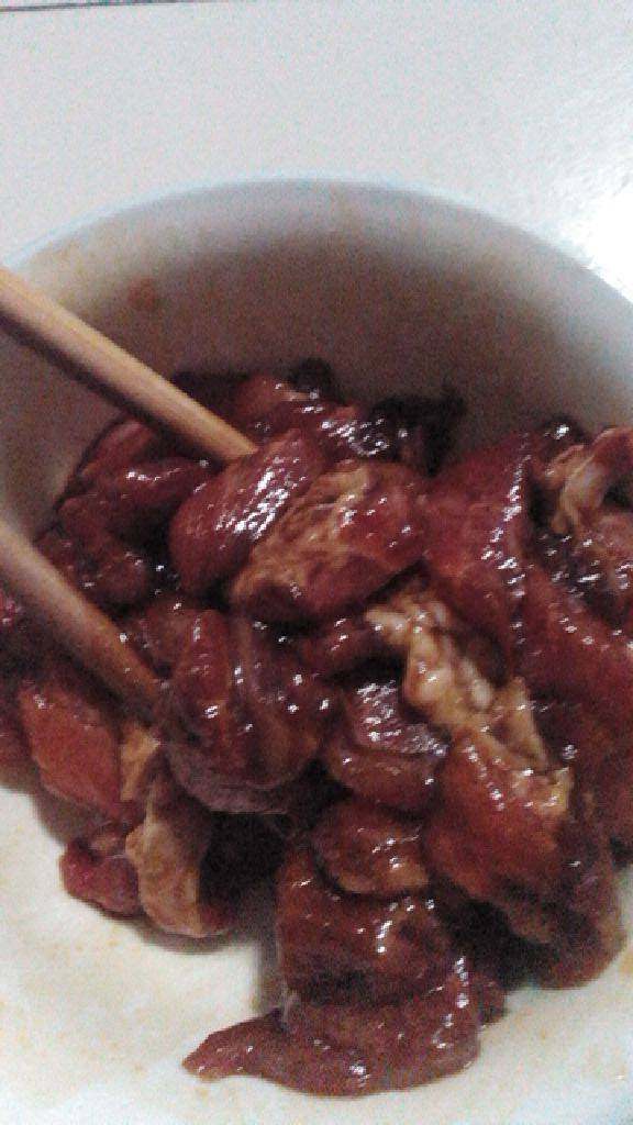 肉片炒西芹,<a style='color:red;display:inline-block;' href='/shicai/ 6081'>肉</a>切片，加<a style='color:red;display:inline-block;' href='/shicai/ 718'>料酒</a>，<a style='color:red;display:inline-block;' href='/shicai/ 692'>酱油</a>，葱片，姜片淀粉抓匀腌制几分钟，