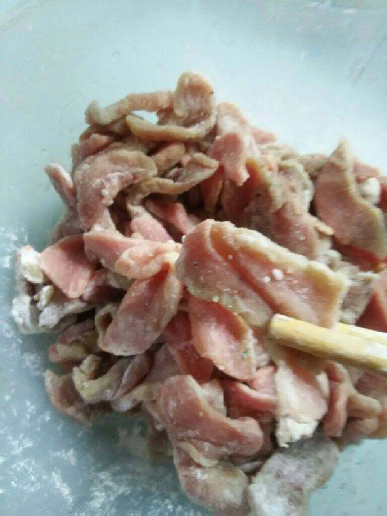 豆苗里脊,加入生粉,盐适量搅拌均匀