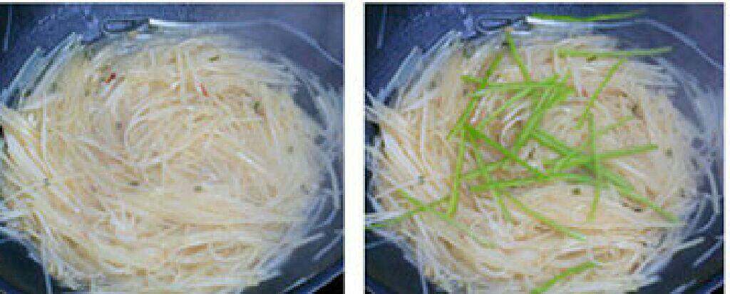 尖椒土豆丝,翻炒至土豆丝炒熟,汤汁浓稠;加入尖椒丝翻炒均匀即可出锅装盘。