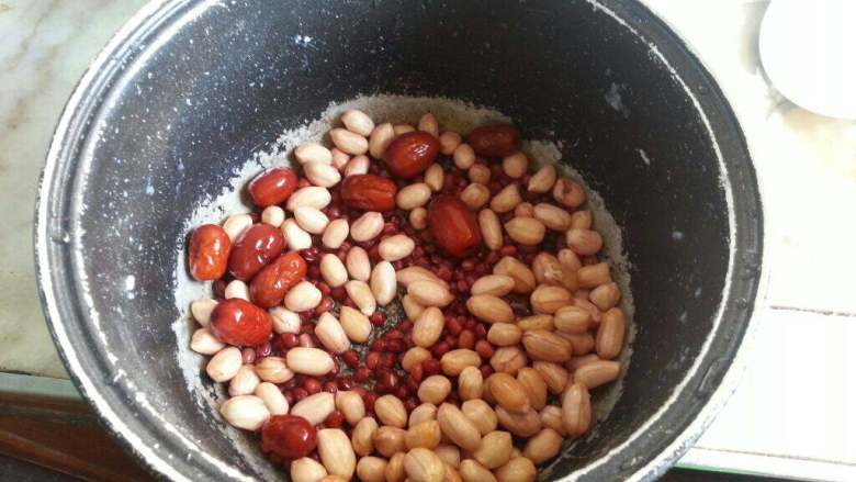 花生红豆红枣粥,将材料洗干净(用的旧式电饭锅)