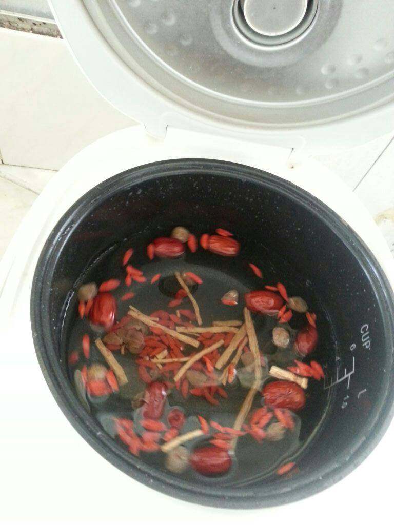鸡汤,洗干净后加入清水