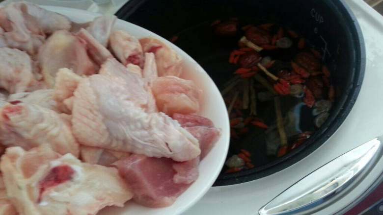 鸡汤,加入鸡肉、姜1片