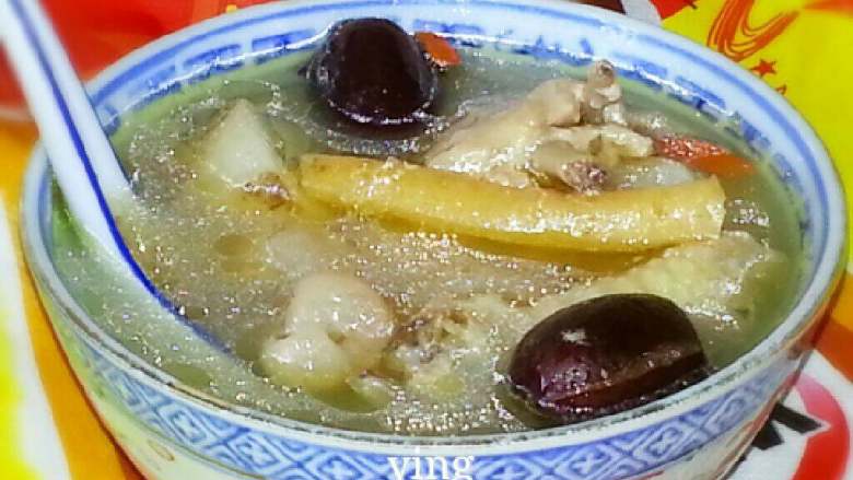 鸡汤,打开盖、放少盐调味即可。