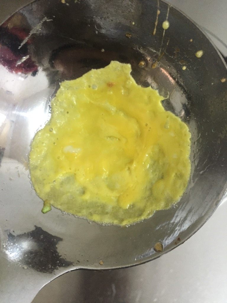 蛋饺,用勺子,放入一点点油,加入一小勺蛋液,摊成圆饼,放入一点馅