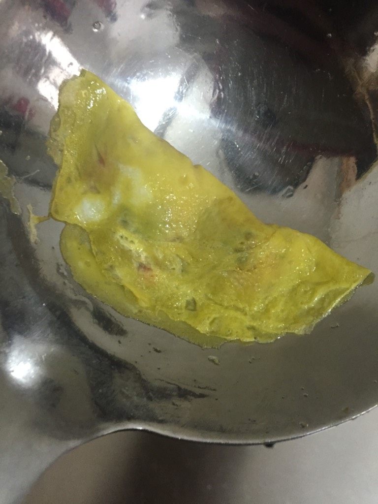 蛋饺,如图,然后对半粘起就可以了。