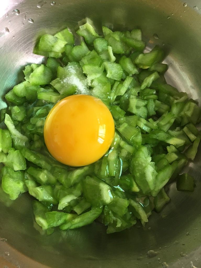 苦瓜煎蛋,如图<a style='color:red;display:inline-block;' href='/shicai/ 55'>苦瓜</a>洗净切片在切小块放入<a style='color:red;display:inline-block;' href='/shicai/ 9'>鸡蛋</a>一个，盐。