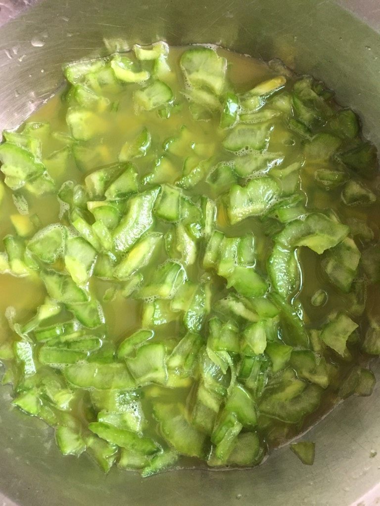 苦瓜煎蛋,如图一起搅拌，放10分钟