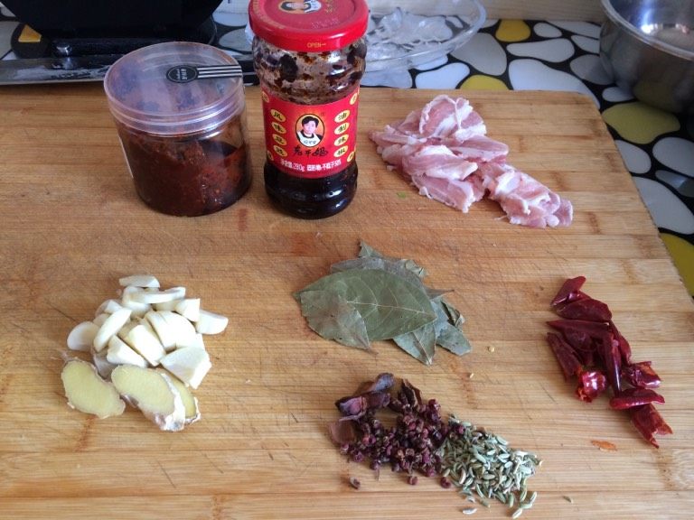 麻辣香锅,<a style='color:red;display:inline-block;' href='/shicai/ 428'>五花肉</a>切片，准备好姜、蒜、花椒、大料、茴香、香叶和干辣椒。