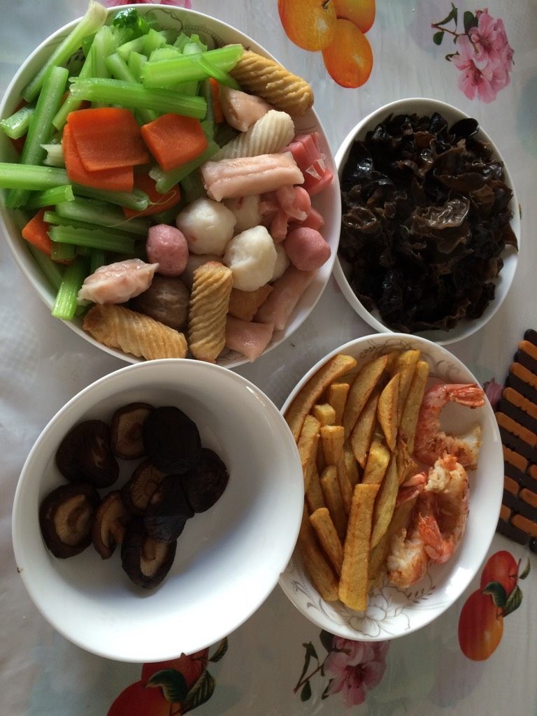 麻辣香锅,<a style='color:red;display:inline-block;' href='/shicai/ 23'>土豆</a>切条过油，<a style='color:red;display:inline-block;' href='/shicai/ 296'>大虾</a>油煎一下。其他配料过水焯一下，盛出备用。