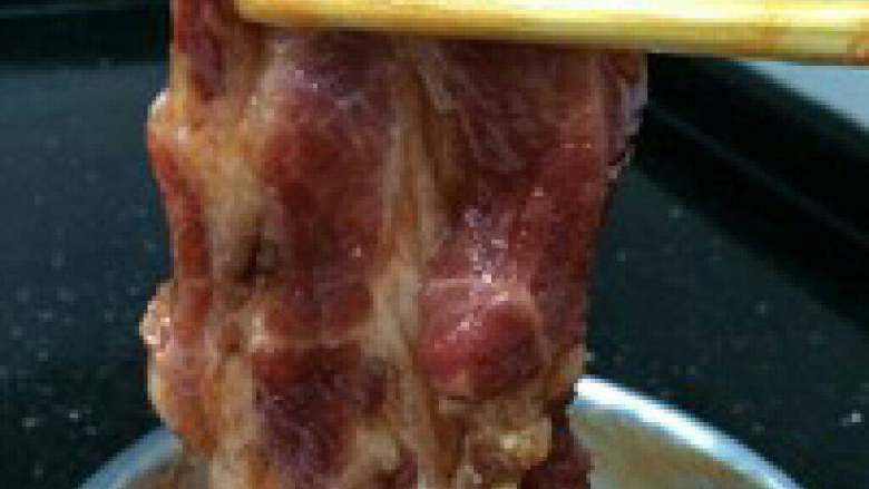 电饭锅叉烧肉,购买接近猪颈部位的梅头肉1斤切开三片尽量薄些,加适量<a style='color:red;display:inline-block;' href='/shicai/ 718'>料酒</a>腌半小时后加入<a style='color:red;display:inline-block;' href='/shicai/ 5264'>叉烧酱</a>5汤勺，<a style='color:red;display:inline-block;' href='/shicai/ 721'>蚝油</a>一勺、少许姜茸和<a style='color:red;display:inline-block;' href='/shicai/ 692'>酱油</a>用手把肉和酱料抓均匀,让每块肉都沾满酱料盖好放冰箱冷藏24小时。