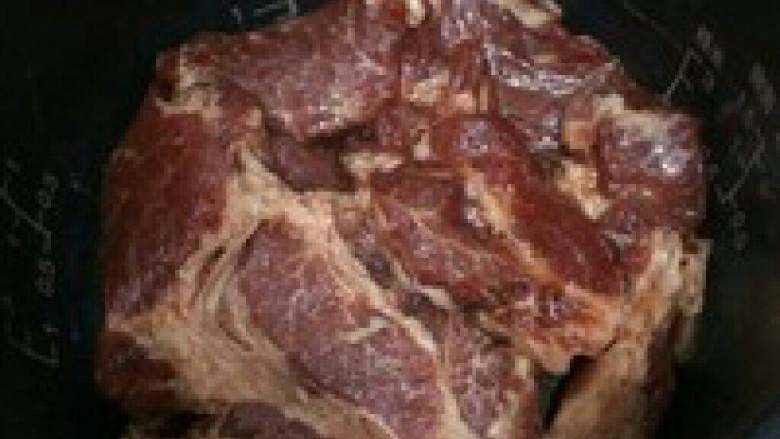 电饭锅叉烧肉,电饭煲洗净擦干倒入少许油把锅底涂均匀防粘,把腌好的肉平放进锅底腌过的汁就不要了,盖好按快速煮饭键十几分钟后用筷子翻面,这时可以加点蜂蜜在肉的上面或者加一勺叉烧酱也行,盖好继续煲至跳闸这时如还有很多水再次翻面按多一次煮饭,如肉太厚可再按一次。每次不要煮太多可以让肉贴着锅底,这样肥肉才能出油味道更香。