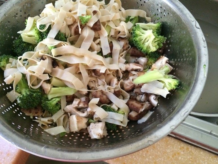 电饭锅煲仔饭,将配菜洗净沥干