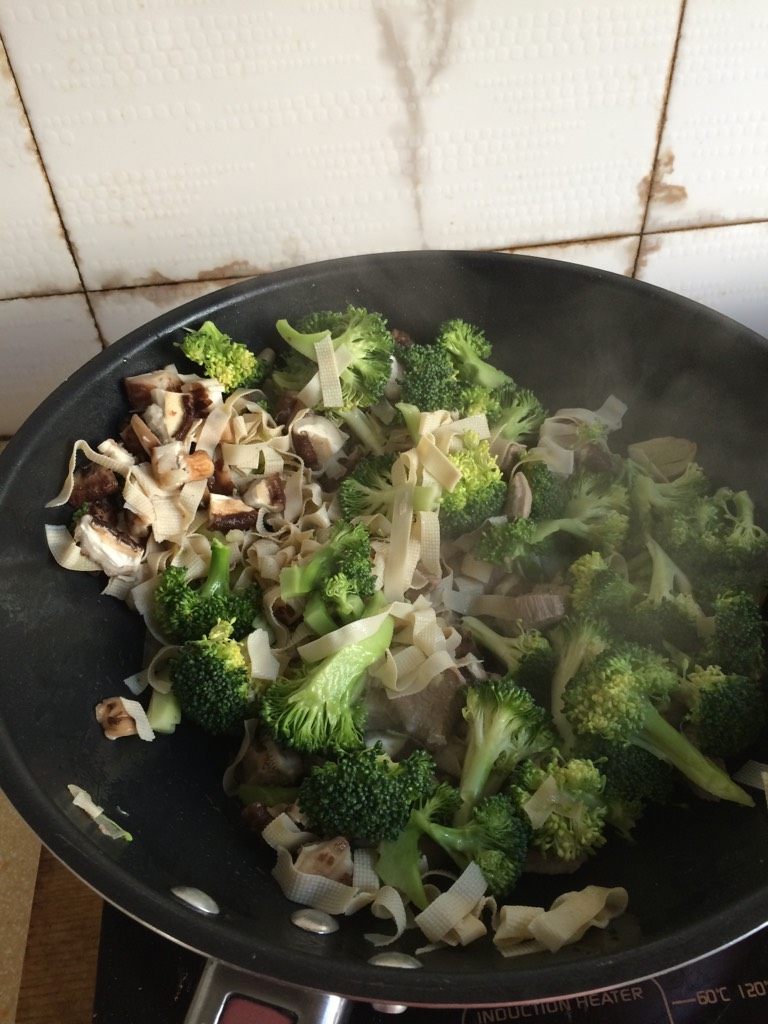 电饭锅煲仔饭,加入配菜翻炒加盐和少许醋