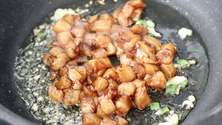 酸菜烤包子,热油爆香葱姜碎,放入鸡丁。