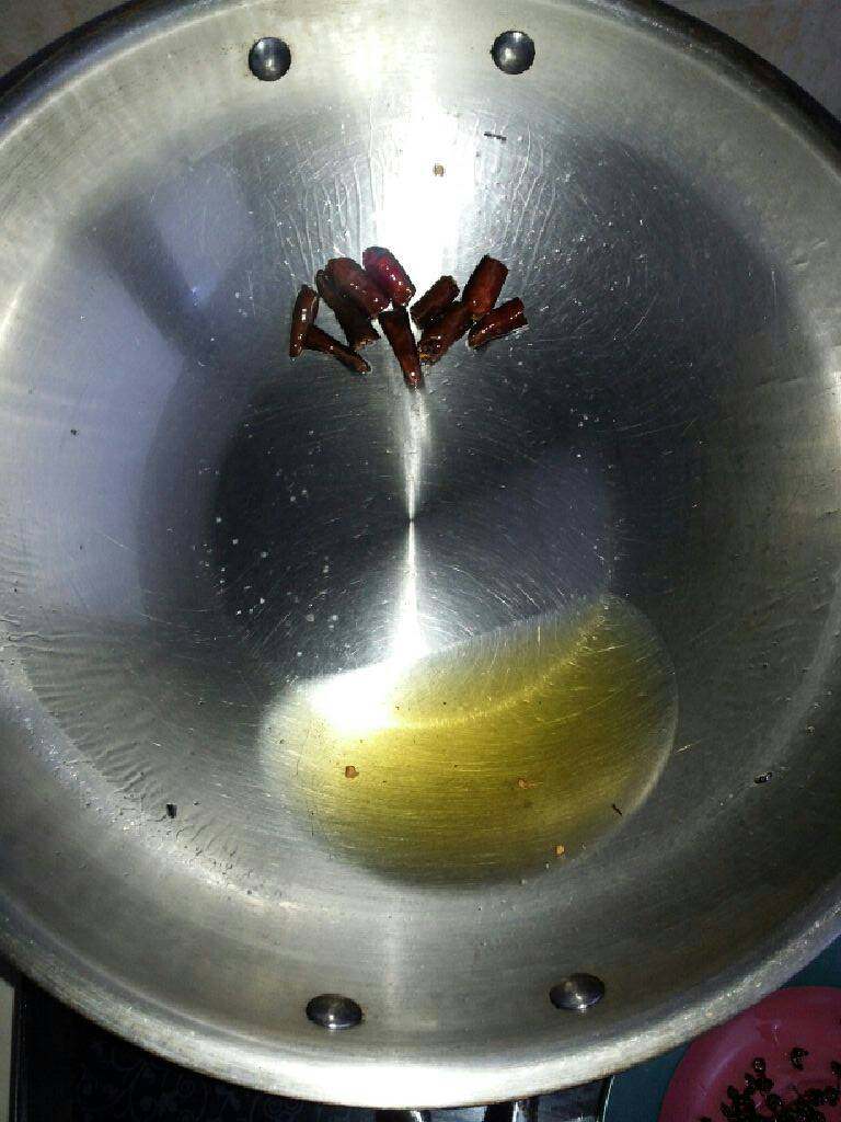 凉拌素什锦,去除朝天椒,这时候油有点凉,小火加热!