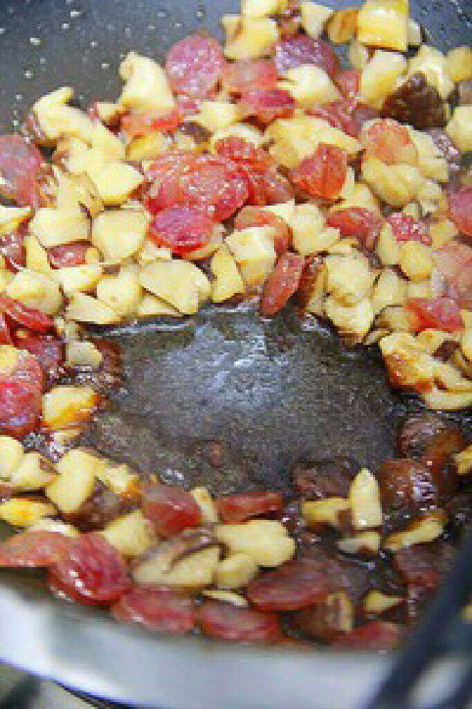 电饭锅香菇腊肠饭,继续翻炒至腊肠的油开始溢出,加入<a style='color:red;display:inline-block;' href='/shicai/ 788'>生抽</a>,也可以加一点糖来调味