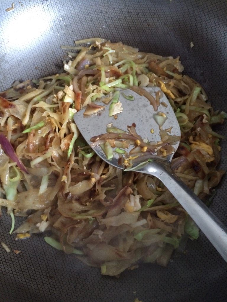 炒饼,如图待水汽收干继续煸炒两分钟,将饼丝炒散