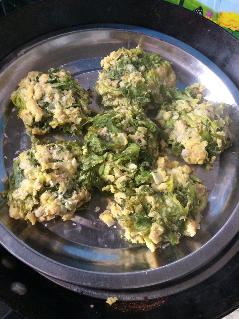 冬季养生之蒸菜饼,如图将原料抓一块按成薄厚一厘米左右的薄饼放入盘子中,大火蒸十五分钟即可