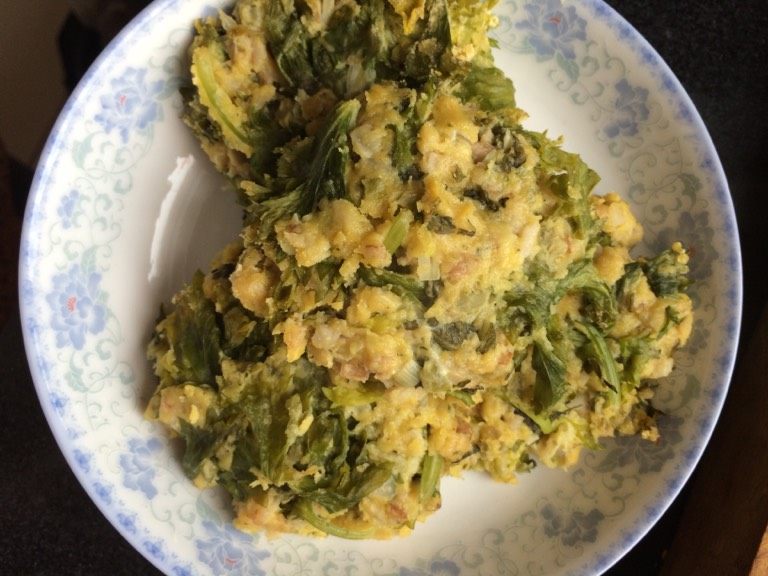 冬季养生之蒸菜饼,如图将蒸熟的菜饼盛出,可即食,也可拿油煎两面金黄食用