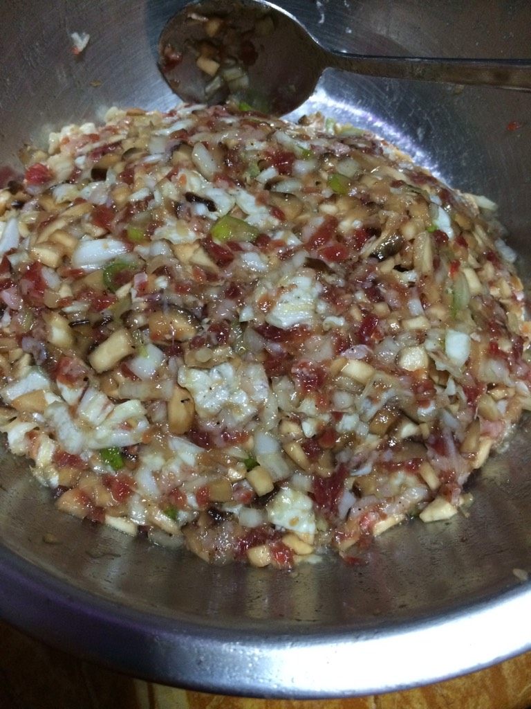 瘦肉香菇馄饨,如图将白菜香菇切丁，葱姜加50毫升水在料理机里打碎拌入肉馅儿中，依次加入盐，糖，胡椒粉，蚝油，鸡精，香油拌匀即可
