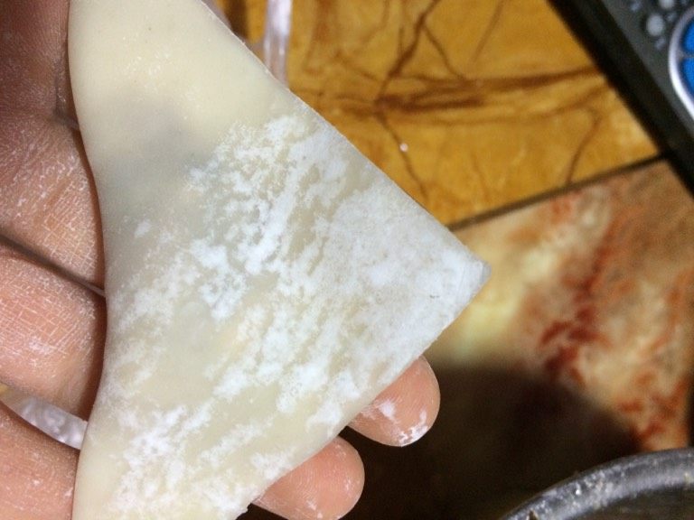 瘦肉香菇馄饨,如图对折馄饨皮，沿着馅儿边的馄饨皮捏一遍，对折的两个角沾少许水沾在一起即可