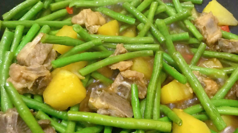 排骨土豆炖豆角,翻炒均匀后焖煮5-7分钟就可以吃啦!!!