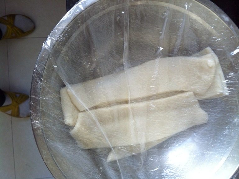 羊肉会面,把每一条都刷上食用油，放到盆中，保鲜膜覆盖，醒四五个小时
