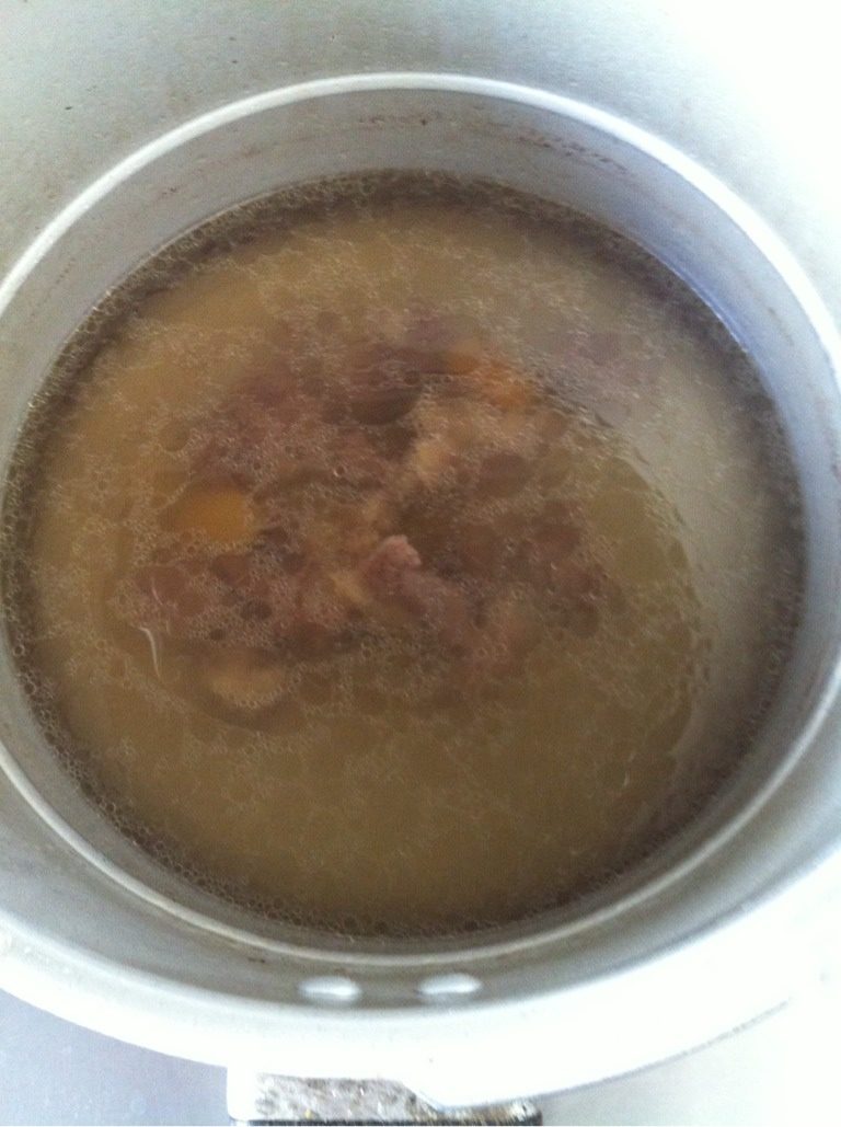 羊肉会面,<a style='color:red;display:inline-block;' href='/shicai/ 329'>羊肉</a>洗净飞水，入高压锅，加入老<a style='color:red;display:inline-block;' href='/shicai/ 37'>姜</a>，白芷，加水炖半小时。