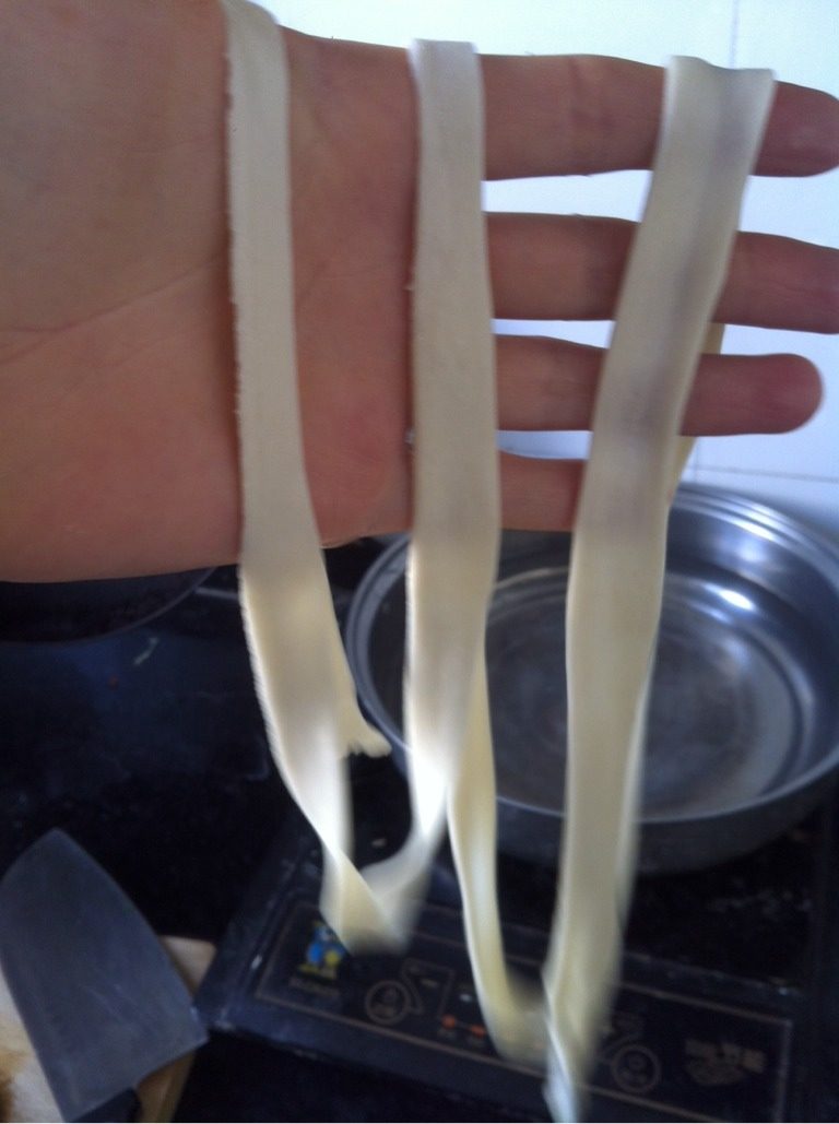 羊肉会面,另取一锅加水，水快开时扯面。两手拿起一条拉开使之变长，注意别扯段。加入锅中，然后扯下一条。都扯完大火沸腾两分钟即可