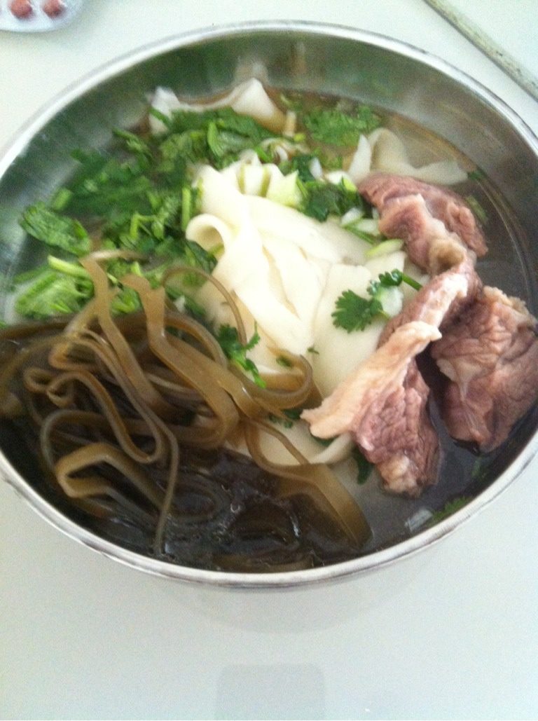 羊肉会面,碗中加盐，葱末，香菜末，海带豆腐皮，加入面，加羊肉汤，<a style='color:red;display:inline-block;' href='/shicai/ 852'>辣椒油</a>，<a style='color:red;display:inline-block;' href='/shicai/ 847'>香油</a>拌匀即可