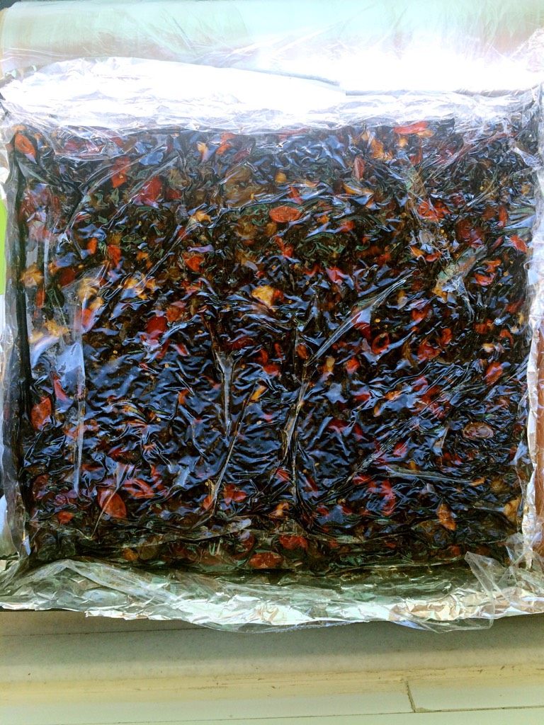 阿胶养颜糕,铺一层保鲜膜,用手压平,规整成方形。室温冷却再放入冰箱冷藏2个小时左右即可