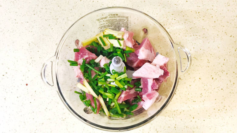 杂粮包子,加入绞肉机中,葱姜洗净,加进去
